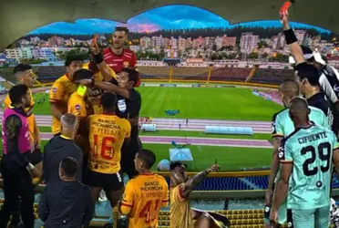 Durante el primer tiempo del partido Cumbayá vs Barcelona, Alex Cajas expulsó al delantero Francisco Fydriszewski.