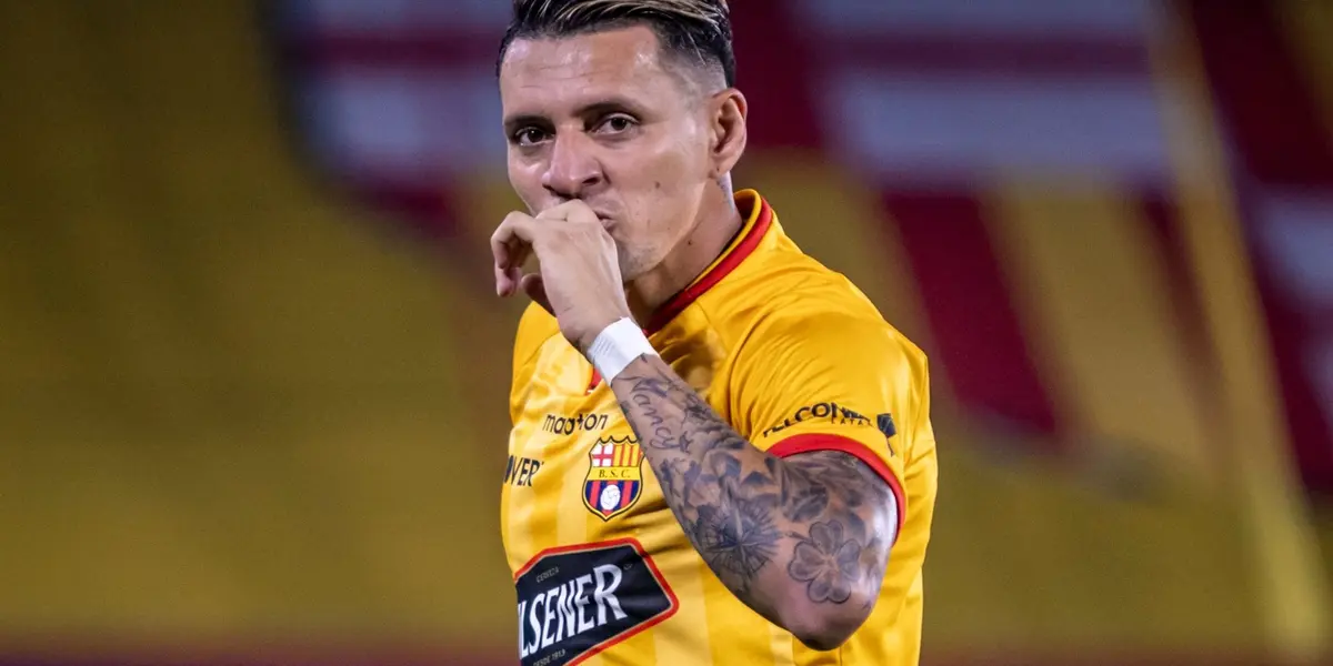 El delantero ecuatoriano no hizo nada en el Ídolo, pero en su nuevo equipo está ganando fama