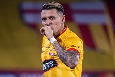 El delantero ecuatoriano no hizo nada en el Ídolo, pero en su nuevo equipo está ganando fama