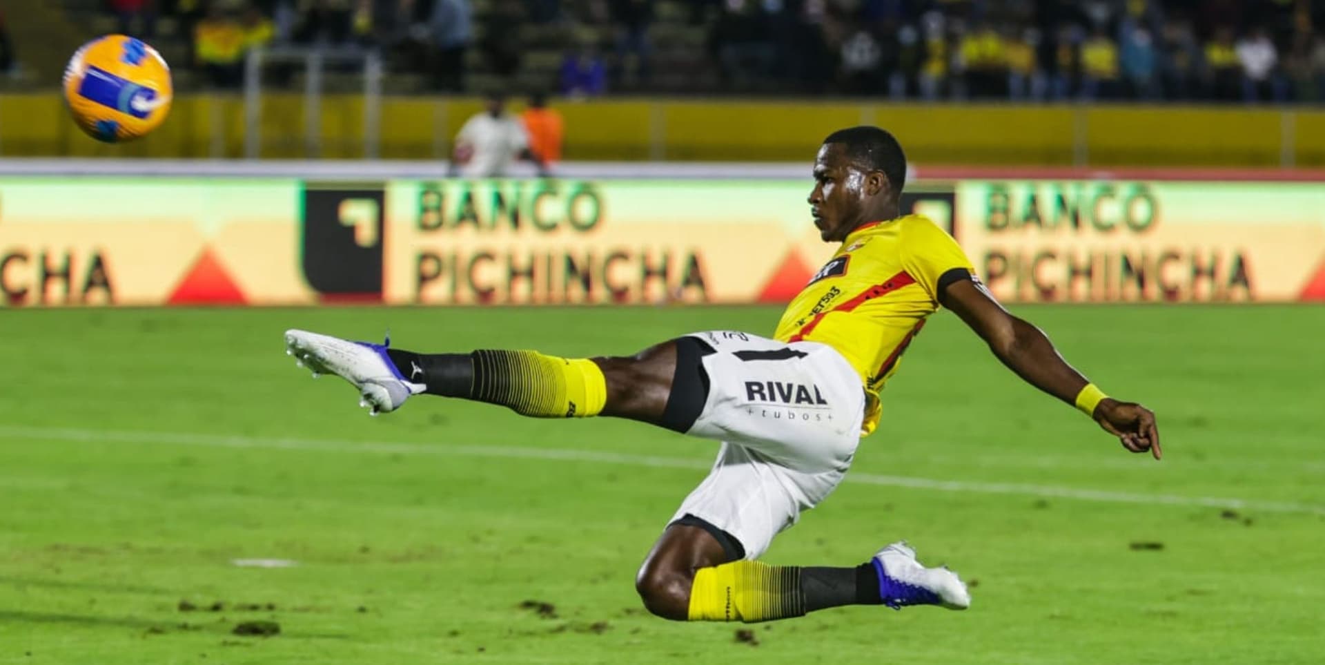 El ex jugador de Barcelona SC fue presentado de manera oficial en Liga de Quito