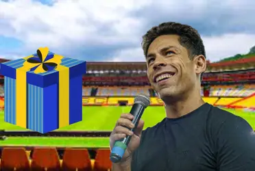 El ídolo de Barcelona SC y candidato a la vicepresidencia del club, Matías Oyola, estrecha lazos con los hinchas y recibe un emotivo obsequio de un pequeño seguidor.