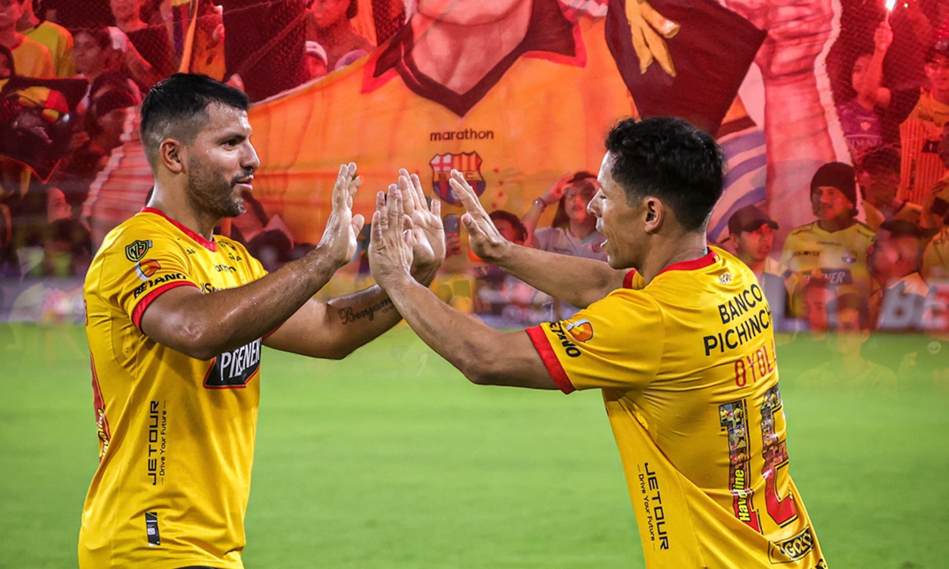 El Kun Agüero no pudo resistirse al ambiente de la hinchada y así reaccionó.