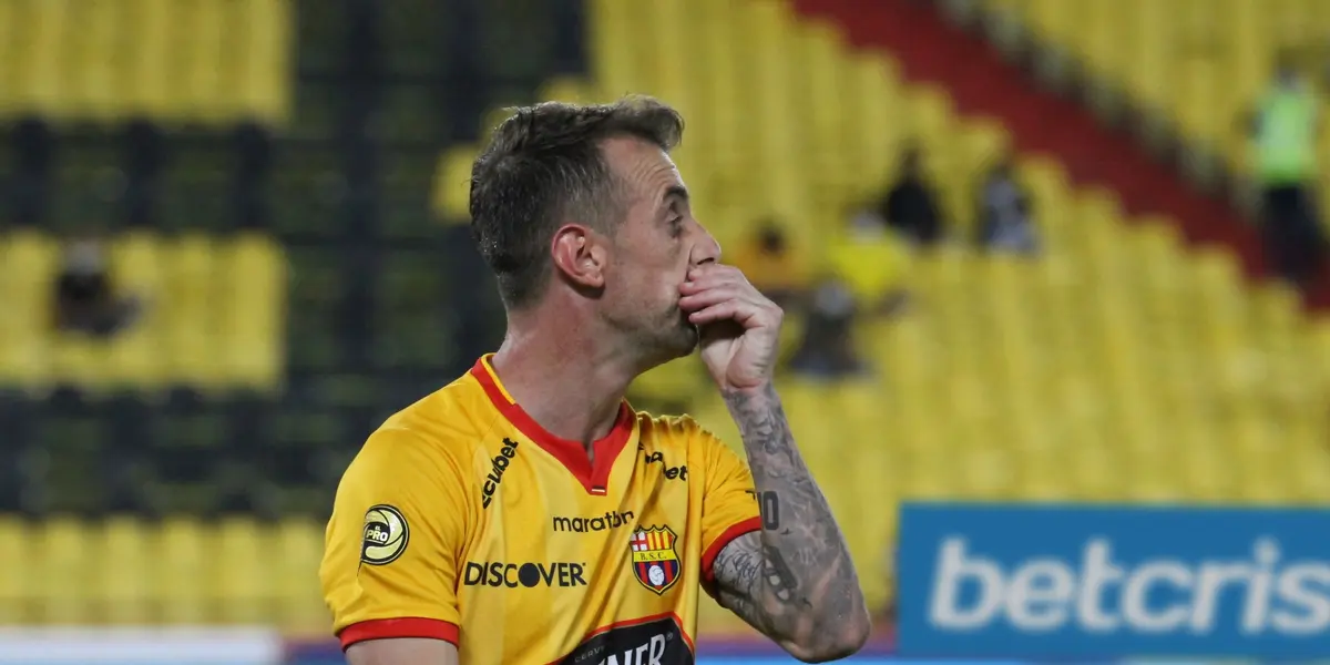 El mediocampista hizo enojar a este jugador del Ídolo y por eso lo despiden.