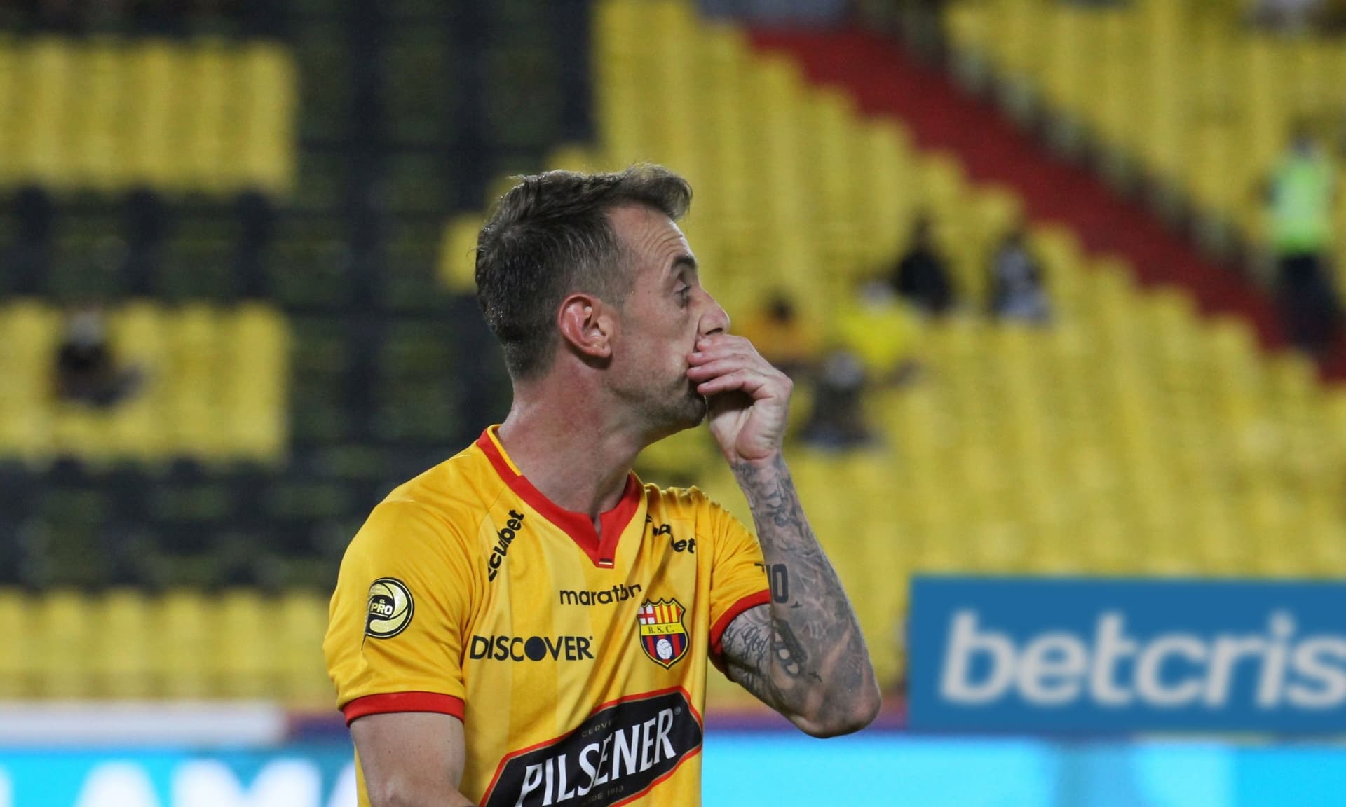 El mediocampista hizo enojar a este jugador del Ídolo y por eso lo despiden.