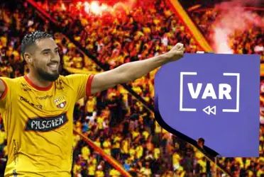 El momento justo donde Aragón pitaba el penal y luego el ‘Polaco’ lo cambiaba por gol