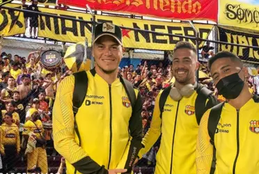 El recibimiento que les hicieron los hinchas de BSC a los jugadores, al llegar a Cuenca