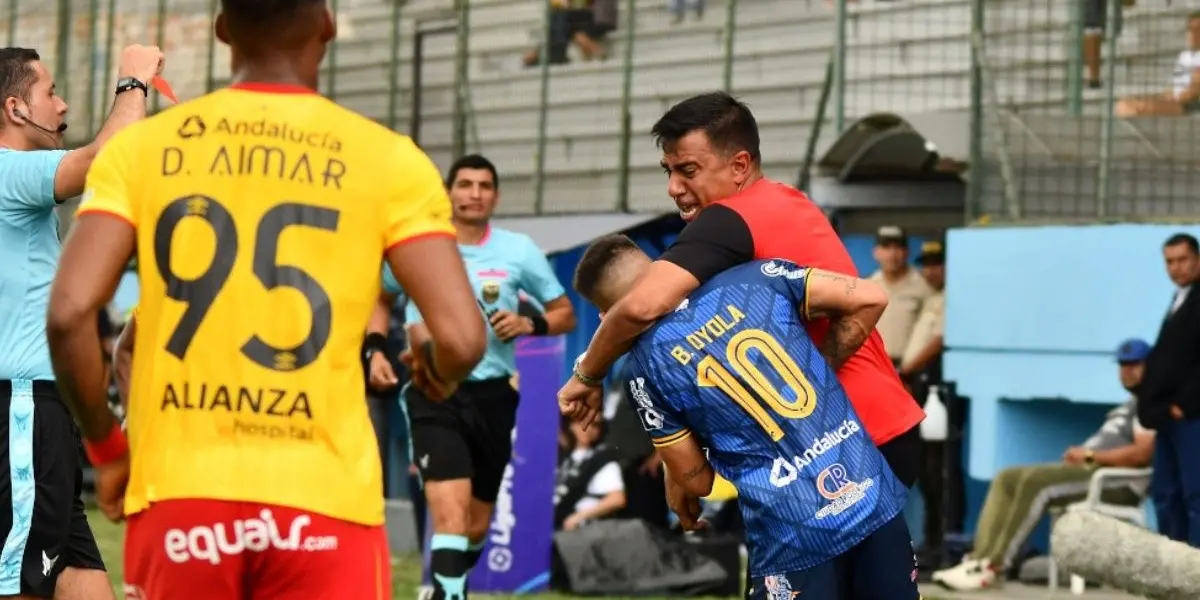 El técnico de Aucas agredió a dos jugadores