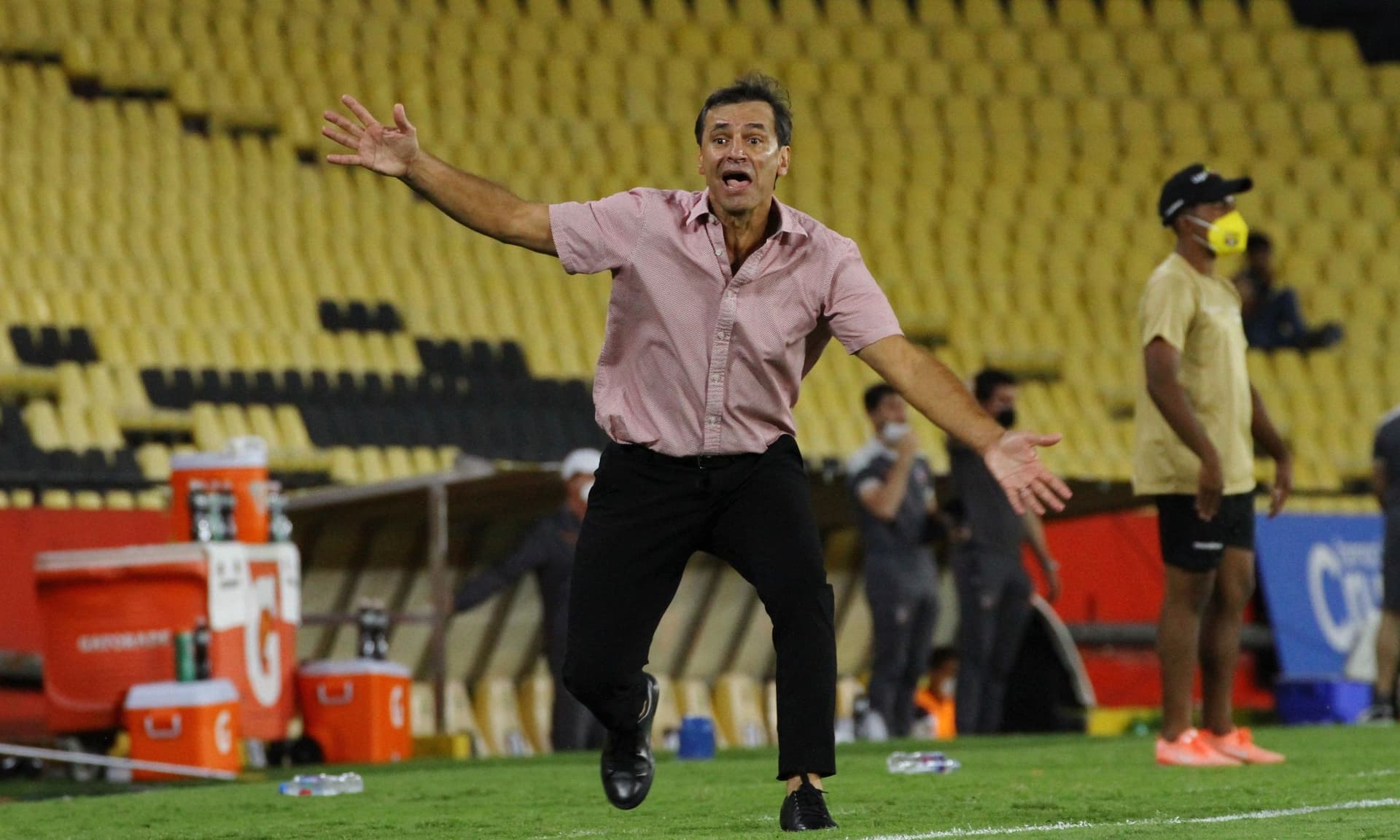El técnico del Ídolo mostró su malestar por el bajo desempeño de este futbolista