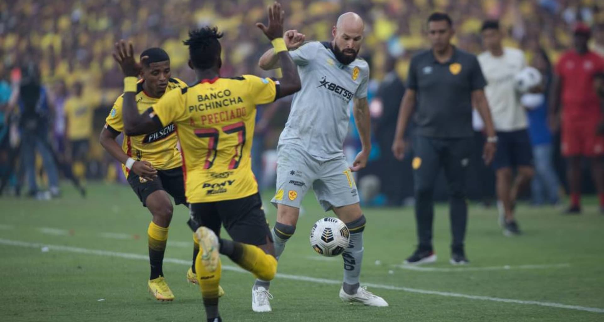 En Barcelona SC se alistan para revertir el resultado ante Aucas, en el Gonzalo Pozo Ripalda, y Fabián Bustos tiene tres dudas