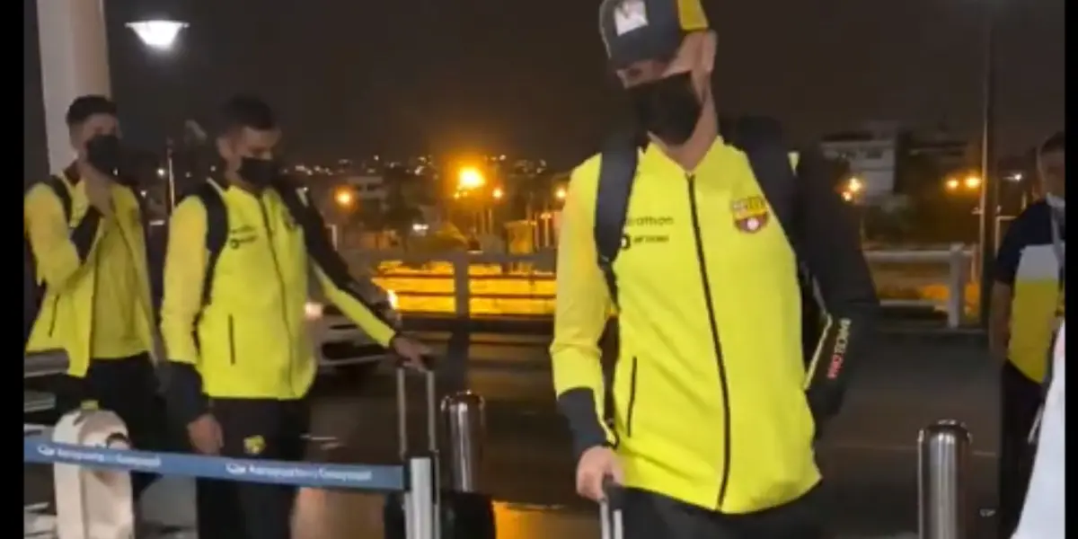 En la terminal del aeropuerto se dejó ver algo que entusiasma a los hinchas del Ídolo.