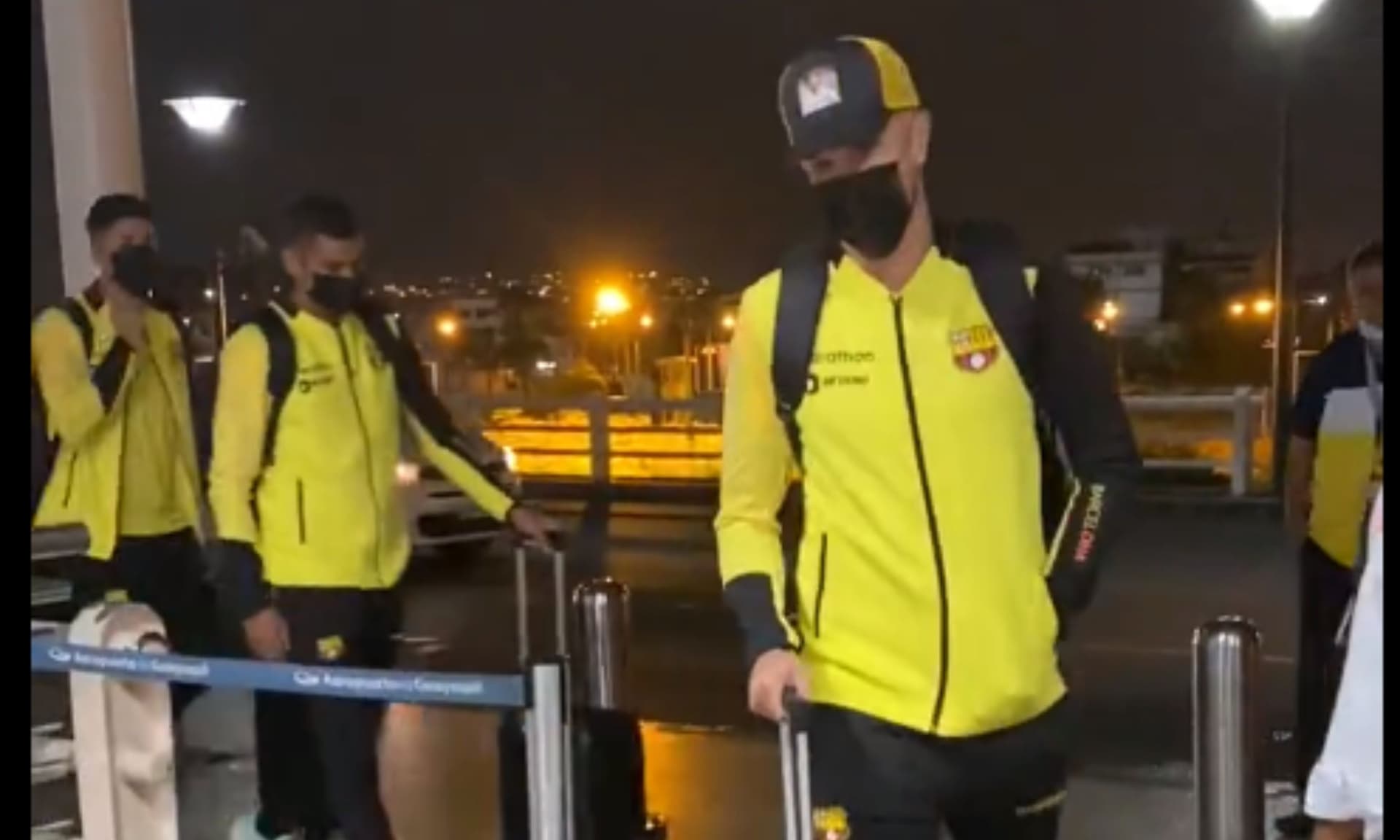 En la terminal del aeropuerto se dejó ver algo que entusiasma a los hinchas del Ídolo.