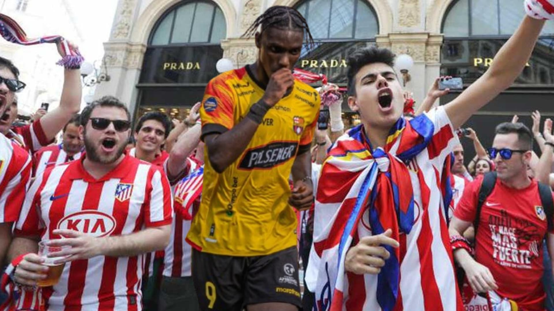 Hinchas de Atlético de Madrid y Allen Obando / Foto de: Un Solo Ídolo