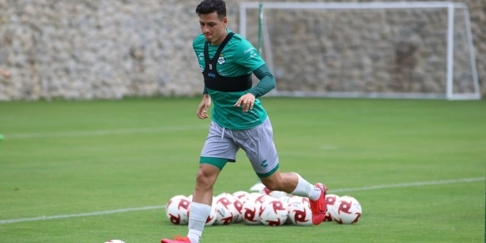 Jugó en el exterior, a su vuelta rechazó a Barcelona y ahora quiere ganarle al ‘Ídolo’