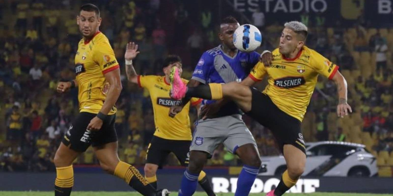 Luis Fernando León cerca de Barcelona SC