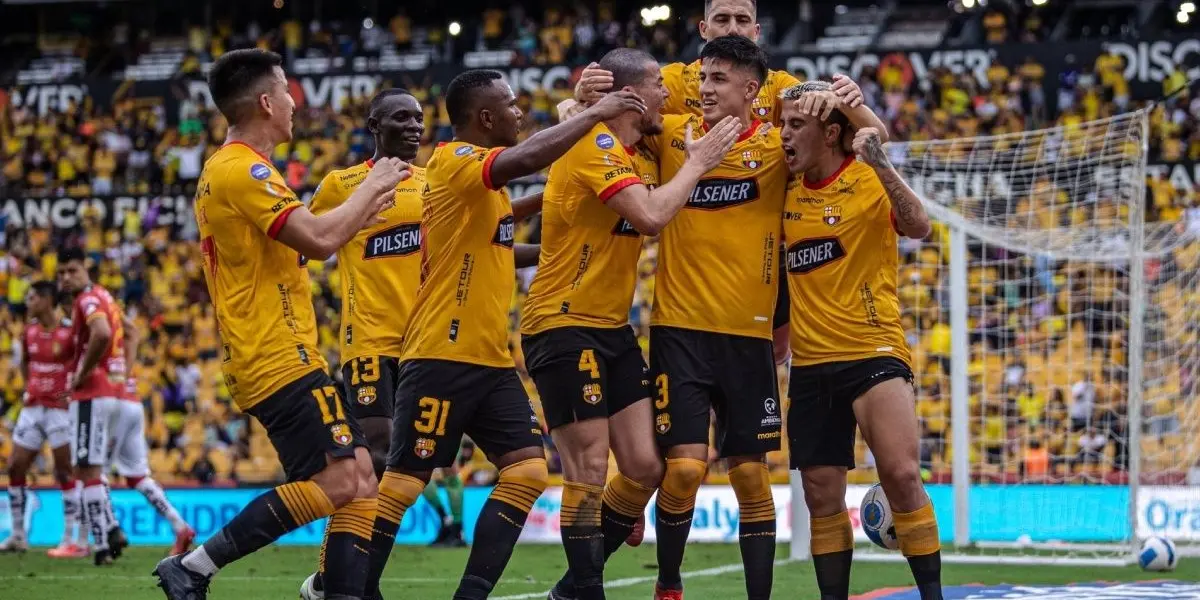 Mario Pineida se volvió a lesionar y salió antes de la media hora