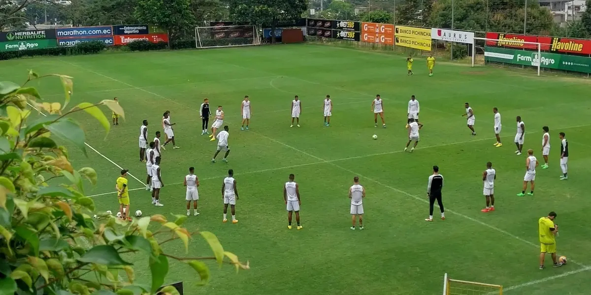 Muchas veces la camiseta del equipos más grande y popular del país no solo le queda pesada a jugadores, sino a otras personalidades