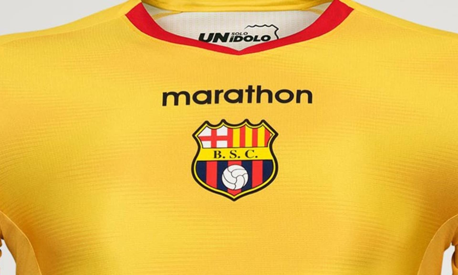 Por esta razón es que le hacen al Ídolo camisetas con colores no habituales.