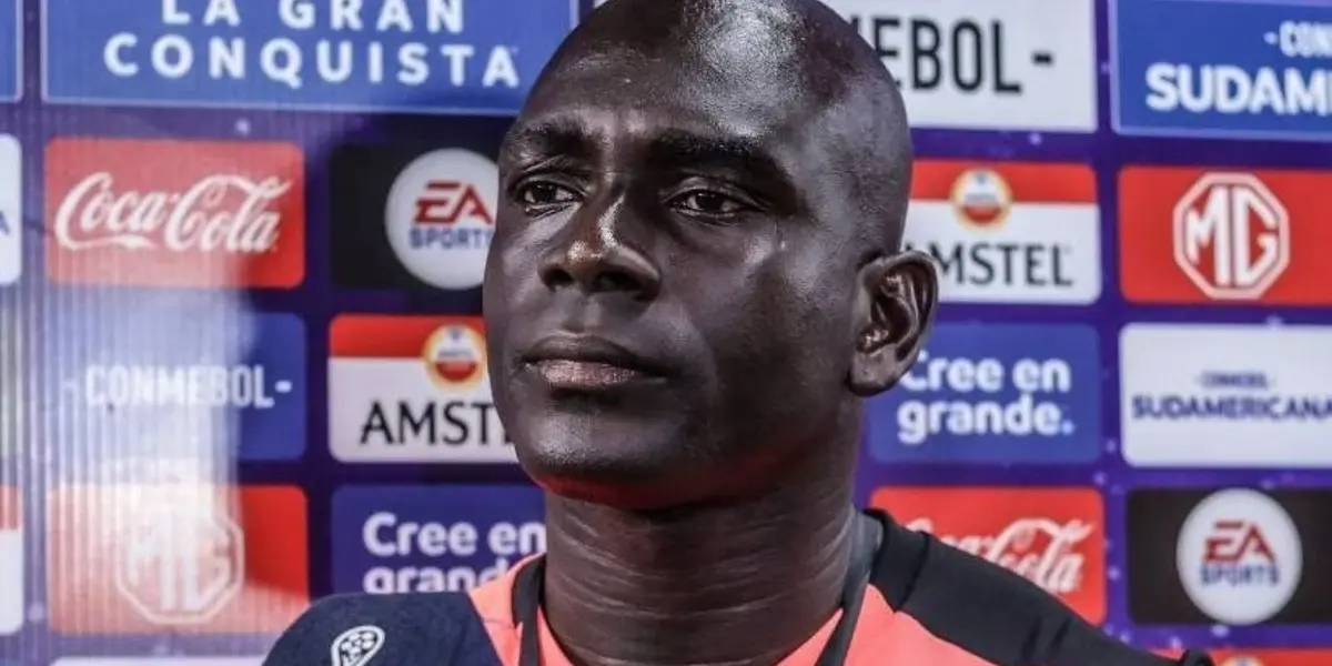 Segundo Castillo está junto a Diego López en el banquillo de BSC y no la pasan nada bien