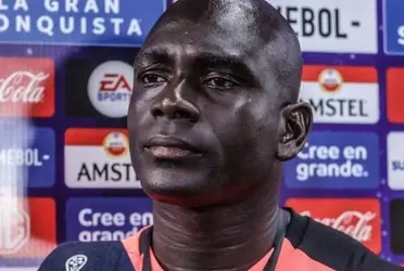 Segundo Castillo está junto a Diego López en el banquillo de BSC y no la pasan nada bien