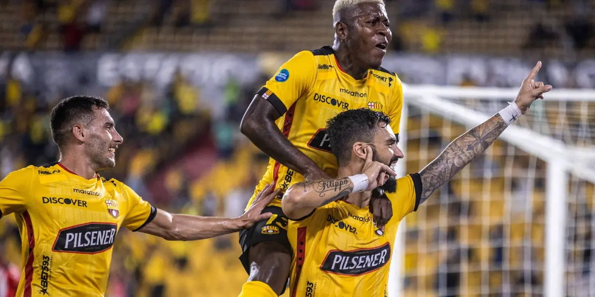 Mientras se preparaban para irse a Estados Unidos, esto llamó la atención de los jugadores del Ídolo. 